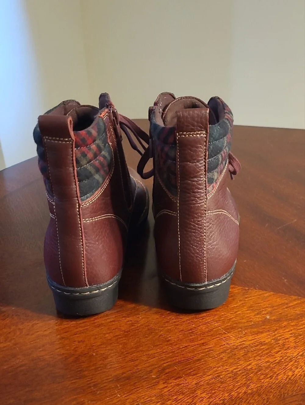 NWOB Burgundy Pebbled Leather Clarks Whistle Bea Ankle Boots Plaid Accents W 9.5